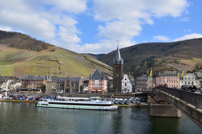 bernkastel kues, moselle, wine, flow, bernkastel-kues, tourism, bernkastel, landscape, wine location, watercourse, truss, nature, wine growing, historical, ships, vineyards, historic center, reflection, vacations, rhineland-palatinate